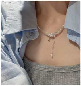 Detail der S925 Sterling Silber Perlenkette mit Perlenanhänger und langer Quaste am Modell