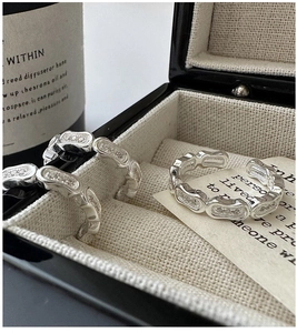 Macro view of S925 silver oval bubble chain rings with sparkling zircon inlay in a gift box