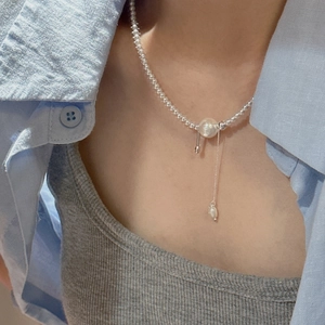 Minimalistische S925 Sterlingsilber Perlenkette mit weißer Perle und Sicherheitsnadel-Anhänger