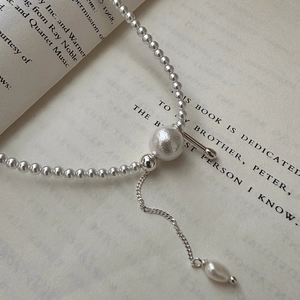 Minimalistische S925 Sterling Silber Perlenkette mit mattierter Kugel und Tropfenanhänger