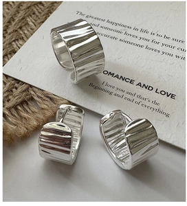 Close-up of S925 sterling silver jewelry set featuring pleated texture ring and earrings