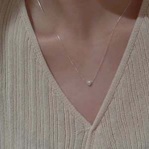 Collier minimaliste en argent sterling S925 avec petit cœur porté sur le cou
