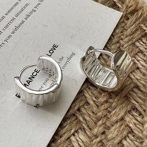 S925 Sterling Silver Pleated Texture Hoop Earrings For Women Minimalist Retro Hammered Geometric Ear Buckle Fashion Jewelry