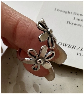 Macro close-up of S925 sterling silver ring featuring vintage dual flower details
