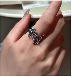 Detail of vintage S925 sterling silver double daisy flower open ring on model hand