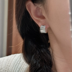 Minimalist S925 sterling silver hoop earrings with irregular vintage wrinkled texture