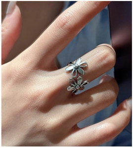 Detailed view of s925 sterling silver ring featuring double daisy flower design on hand