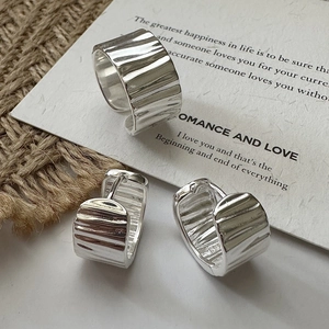 S925 sterling silver jewelry set featuring vintage wrinkled texture ring and hoop earrings