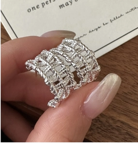 Detailed close-up of S925 sterling silver ring featuring a woven mesh hollow design