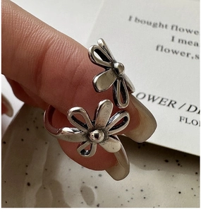 Detailed view of an S925 sterling silver open ring with vintage double flower daisies