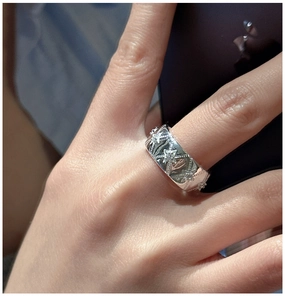 Close-up of S925 silver wide star ring with zircon inlay and beaded edge design