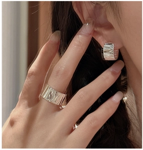 Close-up detail of S925 sterling silver ring with unique wrinkled texture and fluid metal finish