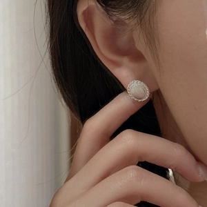 Elegant S925 sterling silver oval stud earrings with brushed texture and twisted rope border