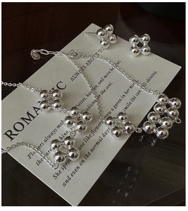 Vue macro d'un ensemble de colliers de perles en argent S925 sur une carte romantique