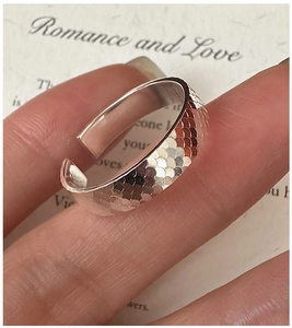 Vue macro détaillée d'une bague en argent S925 avec motif d'écailles de poisson