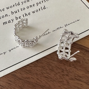 S925 sterling silver C-shaped earrings with intricate woven mesh pattern and minimalist style