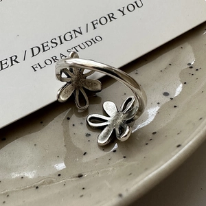Minimalist S925 sterling silver open ring featuring an artistic vintage double flower design