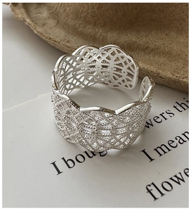 Detailed macro view of S925 silver ring featuring intricate vintage lace weave texture