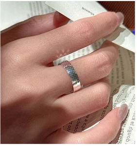 Détail d'une bague en argent sterling S925 avec motif écailles de poisson et anneau large