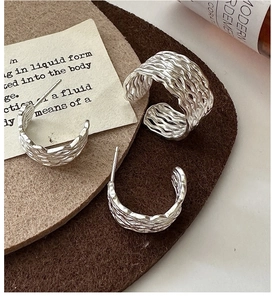Detailaufnahme der unregelmäßigen Wellentextur am silbernen Schmuckset mit Hammerschlag