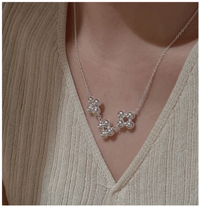 Détail du pendentif triple fleur perlé en argent S925 sur une fine chaîne maille