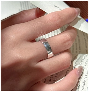 Vue détaillée d'une bague en argent sterling S925 avec texture d'écailles sur le doigt