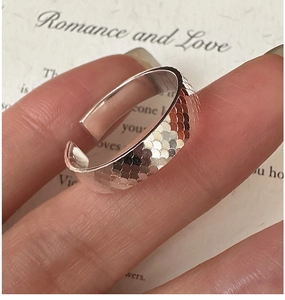 Détail de la bague réglable en argent S925 avec texture d'écailles de sirène élégante
