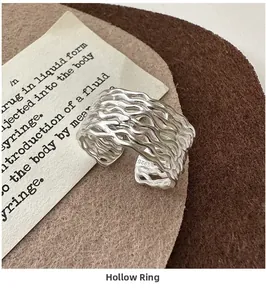 Makroaufnahme von S925 Sterlingsilber Ring mit mehrlagigem Wellenmuster und Matt-Finish