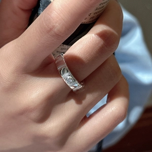 S925 sterling silver ring with engraved texture and sparkling central cubic zirconia stone