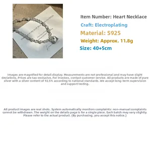 Détail du collier de perles en argent S925 avec pendentif cœur, cristaux et échelle 40+5cm