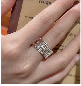 Makro-Detail von S925 Sterlingsilber Ring mit unregelmäßiger Wellentextur an der Hand