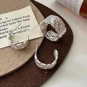 S925 Sterling Silber Wellenring und C-Ohrringe Set mit elegant gewellter Textur für Damen