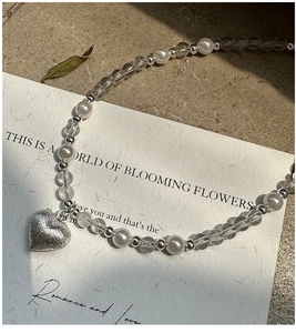 Vue détaillée du collier en argent S925 avec perles, cristal blanc et cœur