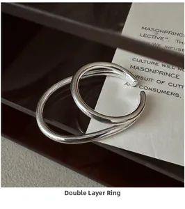 Makroaufnahme von minimalistischem silbernem Doppelschicht-Ring mit polierter Textur