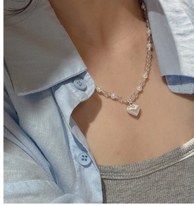 Détail du collier en argent S925 avec pendentif cœur et perles de cristal blanc pur