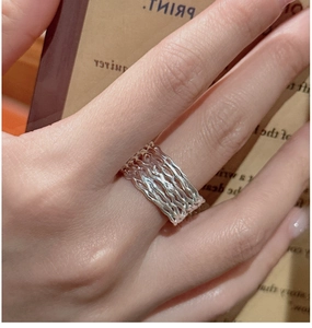 Detailaufnahme eines S925 Sterlingsilber Mehrlagen-Wellenrings an einem Finger