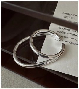 Makroaufnahme minimalistischer S925 Sterlingsilber Ring mit doppelter Schicht