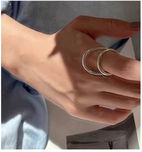 Nahaufnahme des minimalistischen doppellagigen S925-Sterling-Silber-Rings am Finger