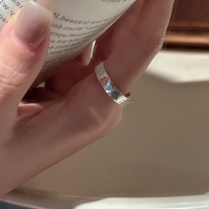 Bague minimaliste en argent sterling S925 avec texture martelée, portée au doigt