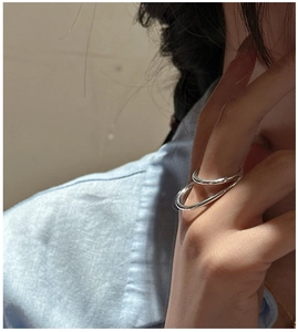 Nahaufnahme eines minimalistischen S925 Sterling Silber Doppelrings am Finger