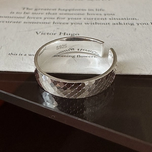 Bague ouverte minimaliste en argent sterling S925 avec un design texturé en écailles