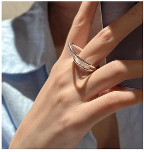 Minimalistischer S925 Sterlingsilber Ring mit doppellagigem Design am Finger getragen