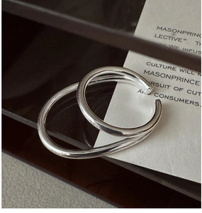 Makroaufnahme der polierten S925 Sterling Silber Doppelring mit metallischer Textur