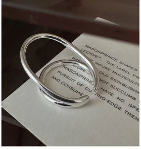 Makroaufnahme von poliertem S925 Sterlingsilber Doppelring mit minimalistischem Design