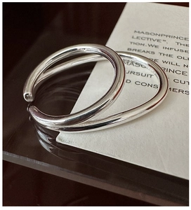 Detailansicht des minimalistischen S925 Sterling Silber Doppelrings mit Hochglanz-Finish