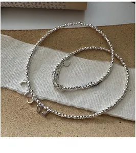 Détail du collier à perles argent S925 avec pendentif LUCKY et fermoir mousqueton