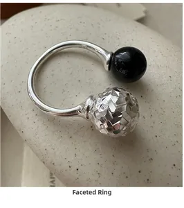 Détail d'une bague en argent S925 avec perle d'agate noire et gravure poinçon S925