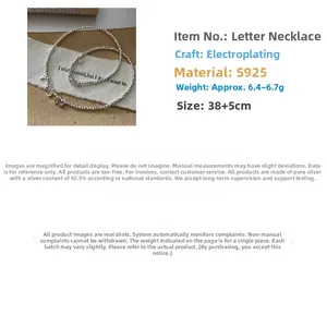 Vue détaillée du collier de perles en argent S925 avec pendentif à lettres LUCKY chic