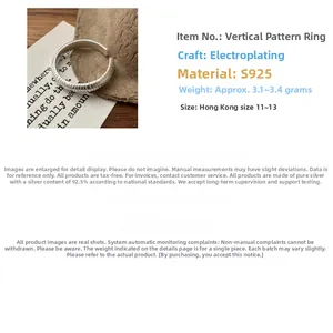Détail macro de la texture verticale sur bague en argent S925 avec fini mat
