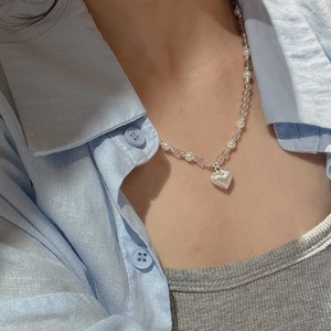 Collier en argent S925 avec perles, cristaux blancs et pendentif cœur porté par un mannequin